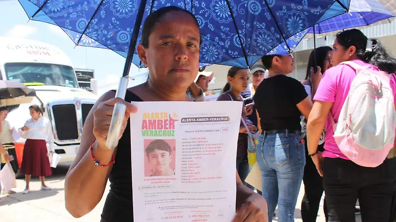 Bloquean carretera Trancas-Coatepec en Emiliano Zapata para exigir búsqueda de adolescentes desaparecidos